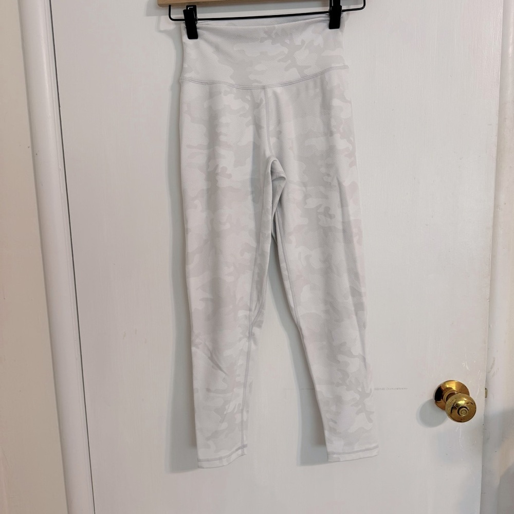 Ptula Active Camo Stealth White Mystique Leggings Size Medium : 23"
